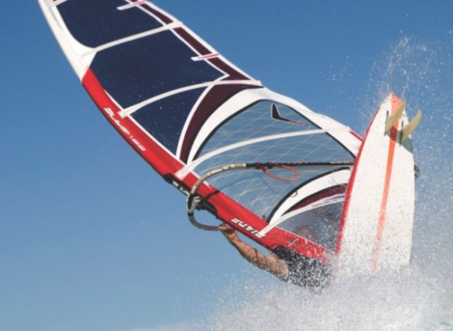 Saltando sobre la tabla de windsurf